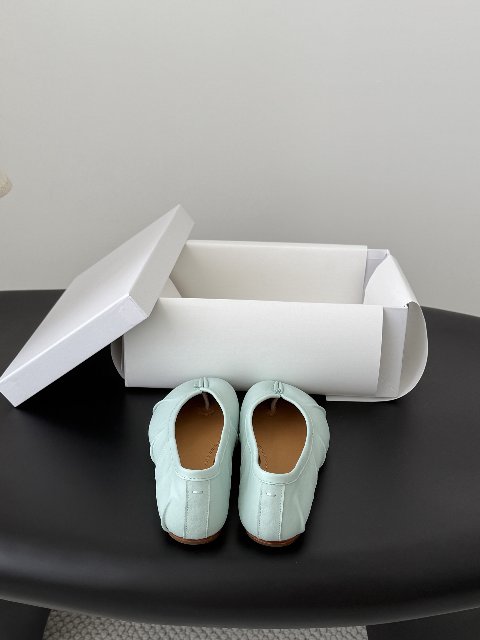 Counterfeit Maison Margiela MM6 Tabi back view visual reference
