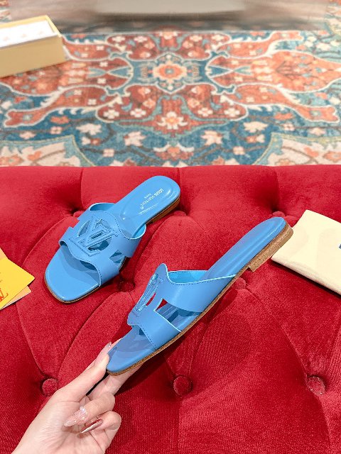 Counterfeit Louis Vuitton Shoes back view visual reference
