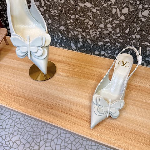 Counterfeit Valentino Shoes detail view visual reference