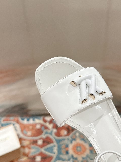 Counterfeit Louis Vuitton Shoes detail view visual reference