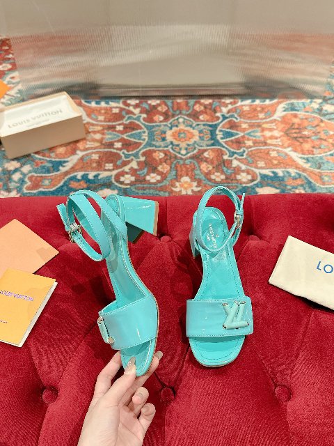Counterfeit Louis Vuitton Shoes back view visual reference