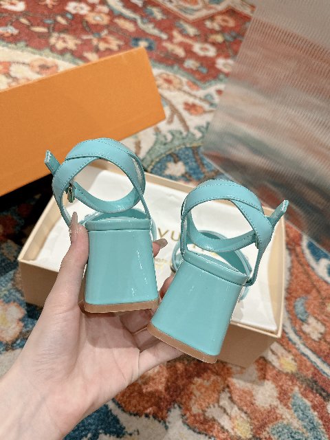 Counterfeit Louis Vuitton Shoes detail view visual reference