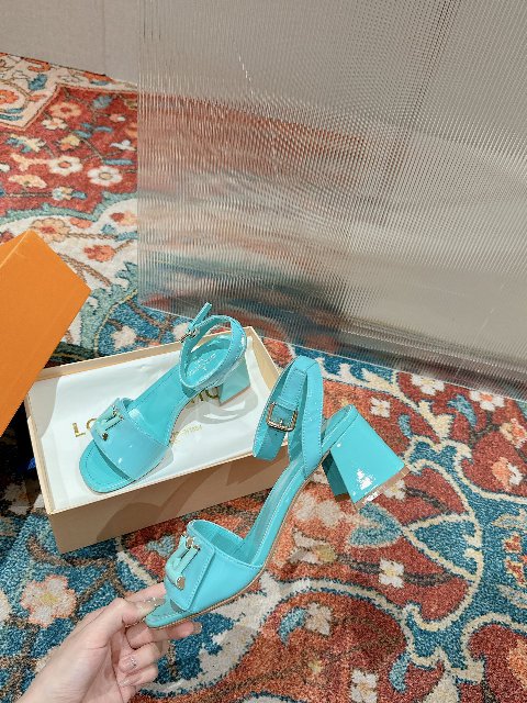 Counterfeit Louis Vuitton Shoes detail view visual reference