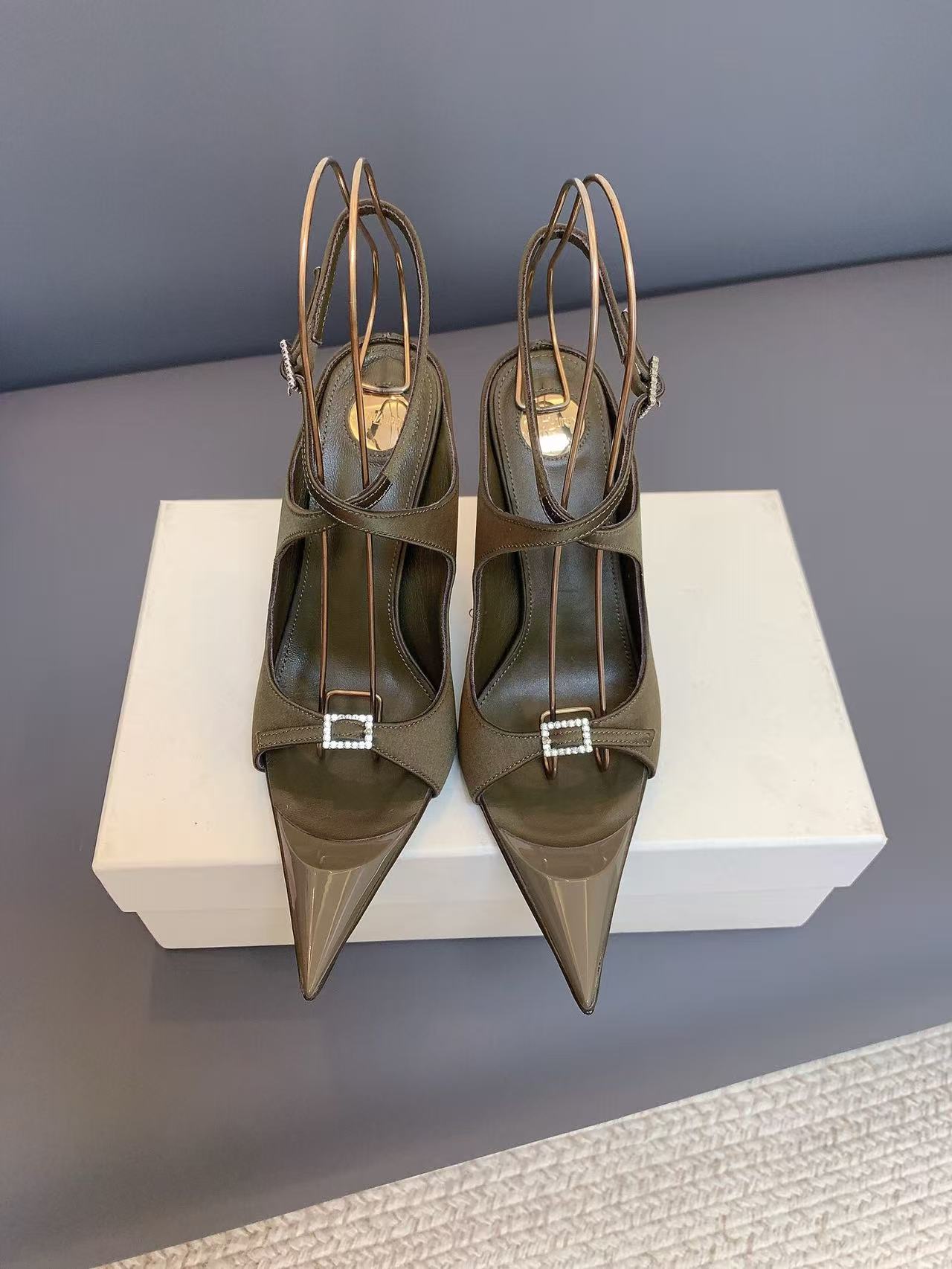 Counterfeit Saint Laurent Shoes front view visual reference