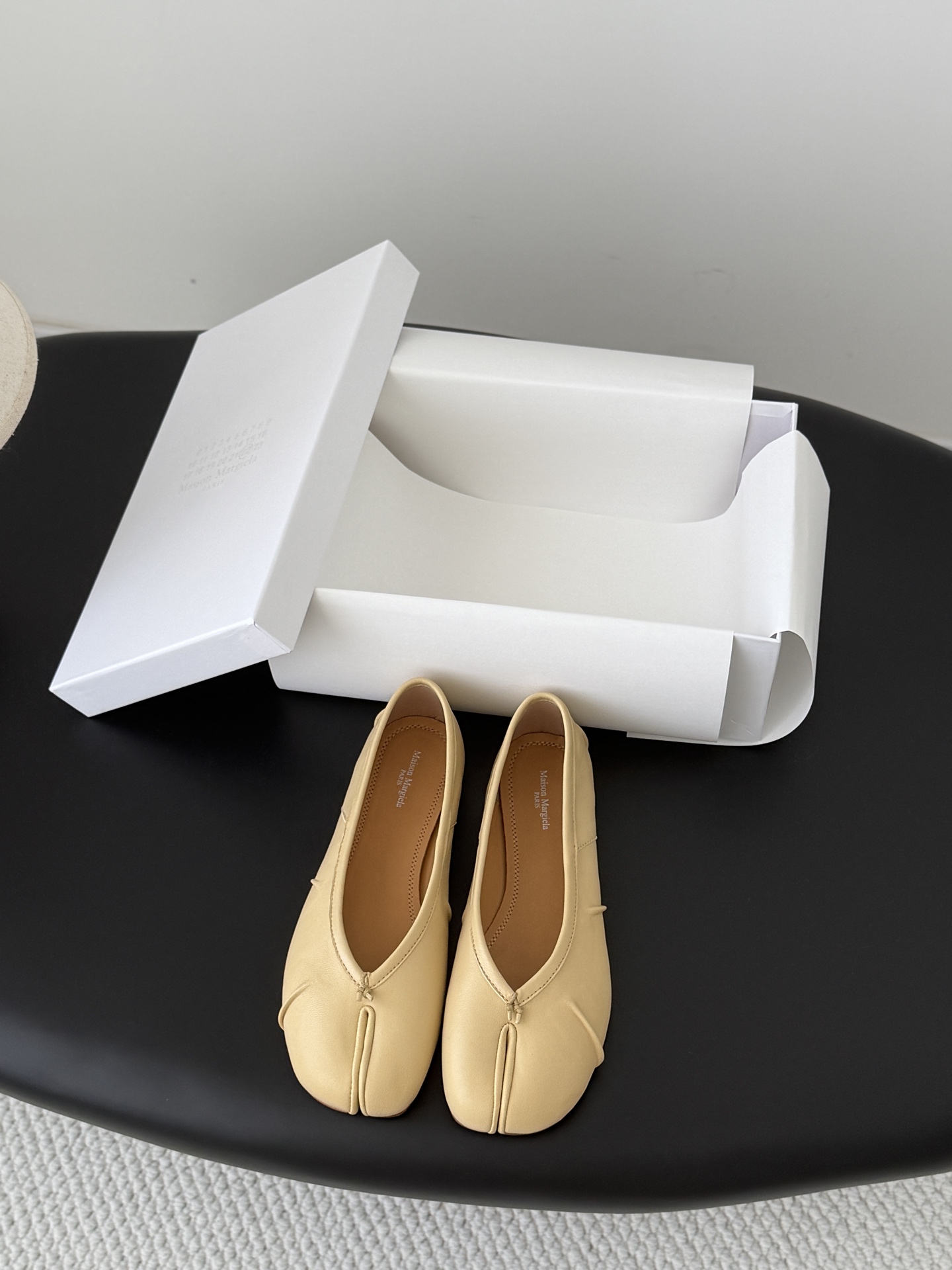 Counterfeit Maison Margiela MM6 Tabi front view visual reference