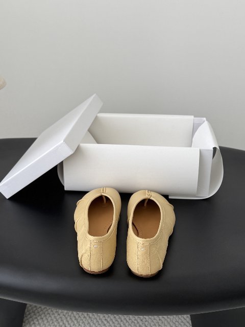 Counterfeit Maison Margiela MM6 Tabi back view visual reference