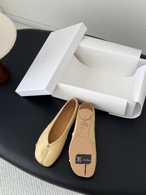 Counterfeit Maison Margiela MM6 Tabi detail view visual reference