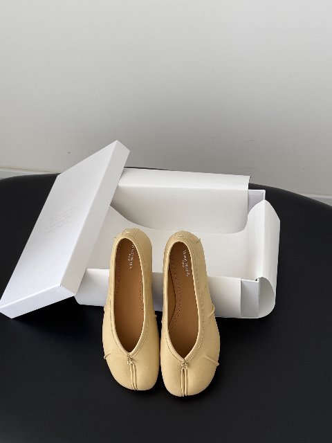 Counterfeit Maison Margiela MM6 Tabi detail view visual reference