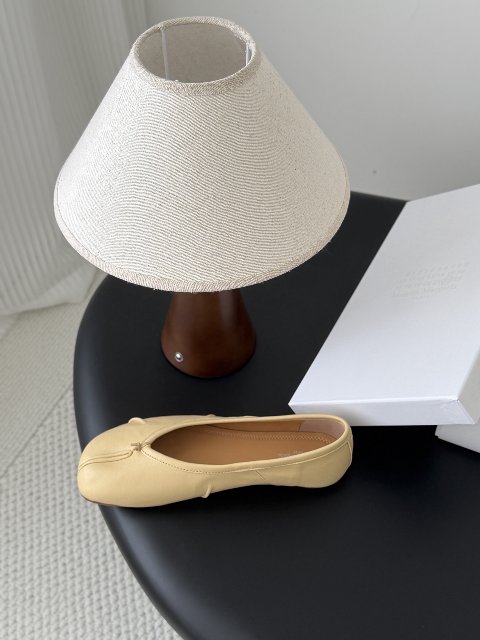 Counterfeit Maison Margiela MM6 Tabi detail view visual reference
