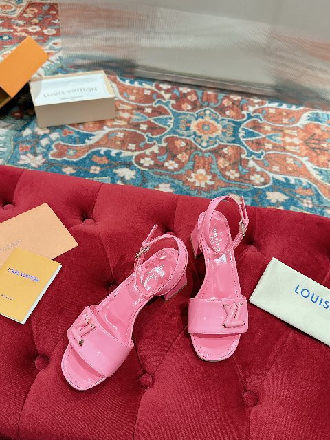 Counterfeit Louis Vuitton Shoes back view visual reference