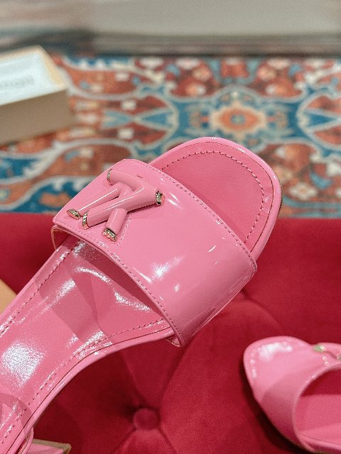 Counterfeit Louis Vuitton Shoes detail view visual reference