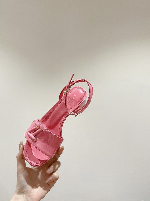 Counterfeit Louis Vuitton Shoes detail view visual reference