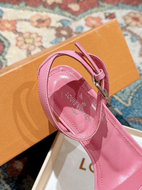 Counterfeit Louis Vuitton Shoes detail view visual reference