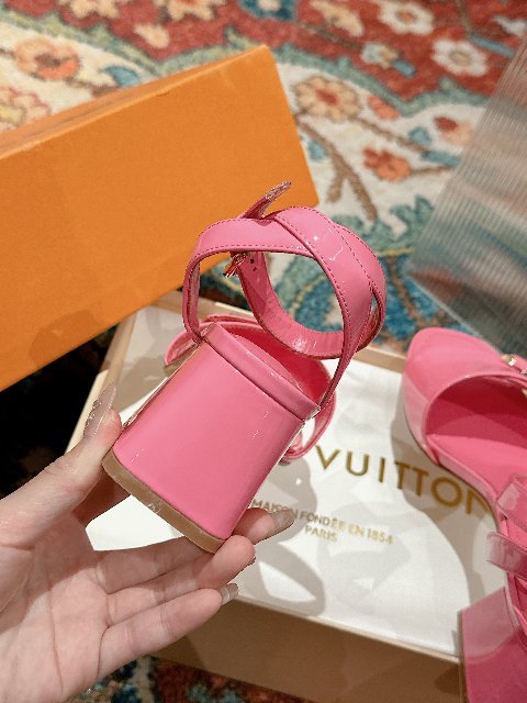 Counterfeit Louis Vuitton Shoes detail view visual reference