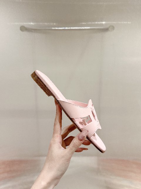 Counterfeit Louis Vuitton Shoes detail view visual reference