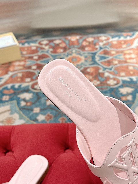 Counterfeit Louis Vuitton Shoes detail view visual reference