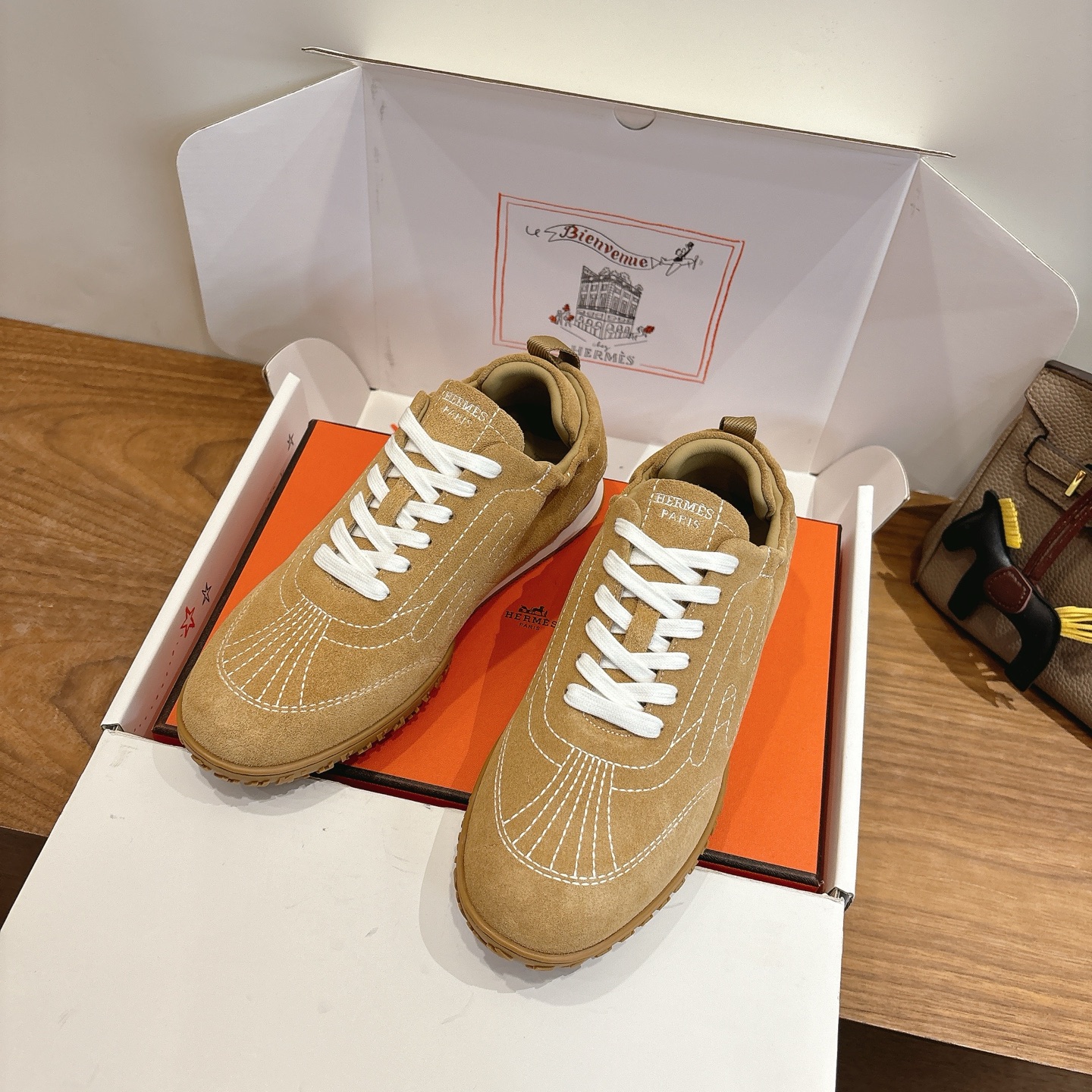 Counterfeit Hermès Shoes front view visual reference