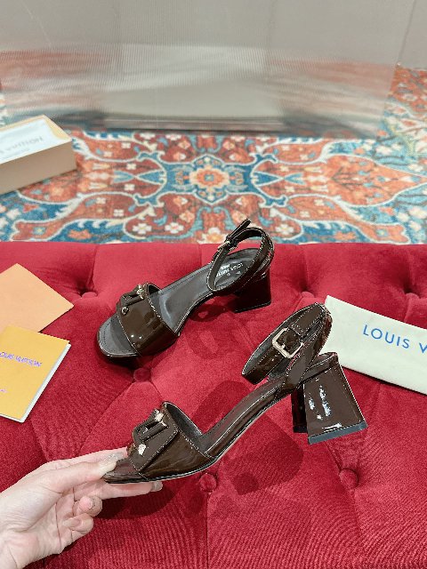 Counterfeit Louis Vuitton Shoes back view visual reference