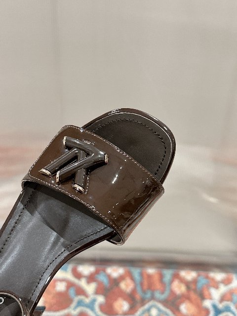 Counterfeit Louis Vuitton Shoes detail view visual reference