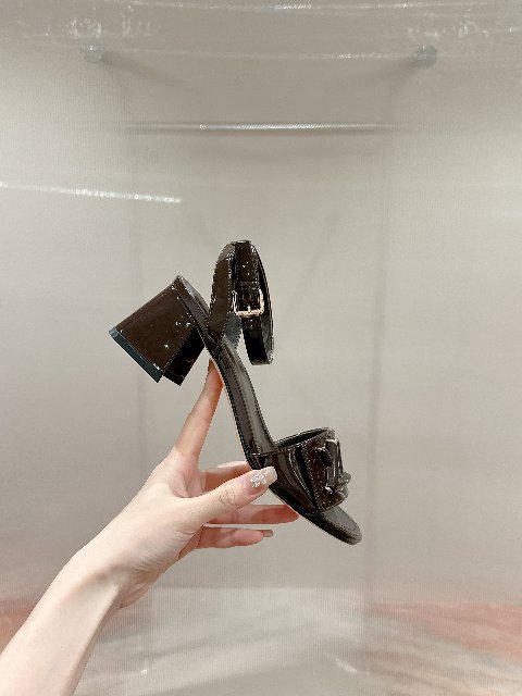 Counterfeit Louis Vuitton Shoes detail view visual reference