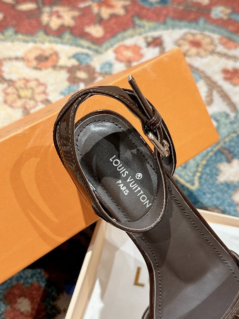 Counterfeit Louis Vuitton Shoes detail view visual reference