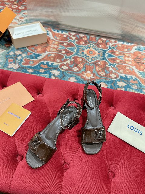 Counterfeit Louis Vuitton Shoes detail view visual reference