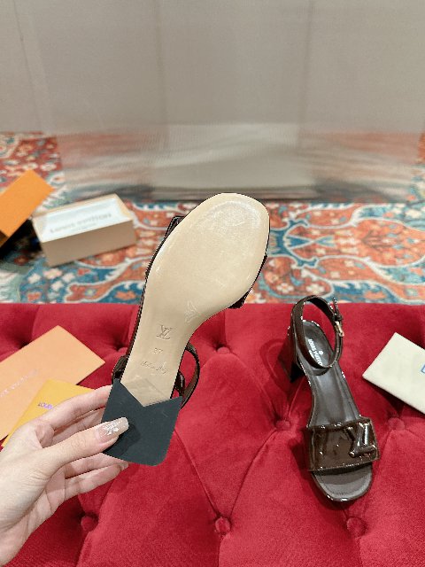 Counterfeit Louis Vuitton Shoes detail view visual reference