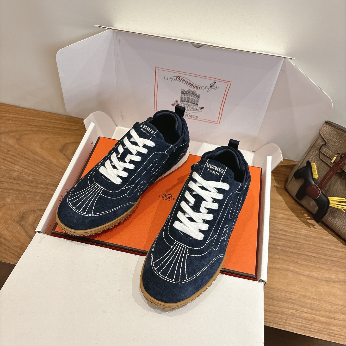 Counterfeit Hermès Shoes front view visual reference