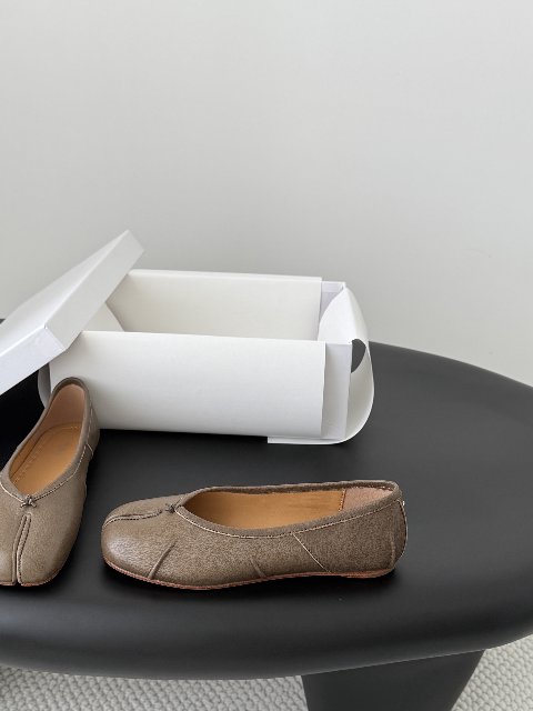 Counterfeit Maison Margiela MM6 Tabi detail view visual reference
