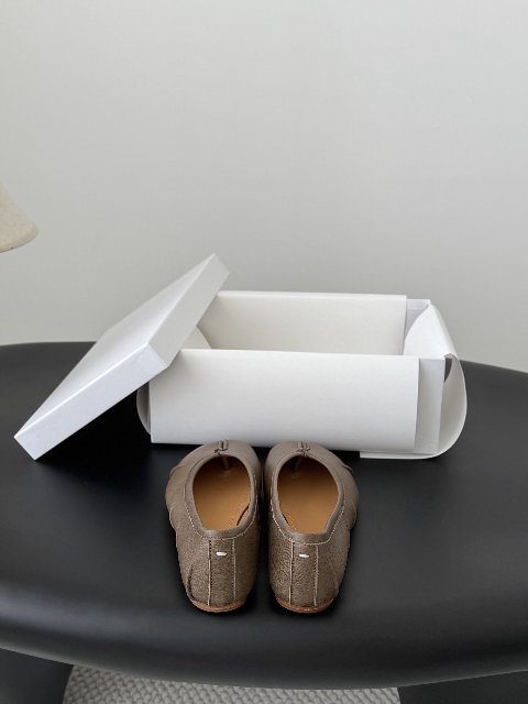 Counterfeit Maison Margiela MM6 Tabi back view visual reference