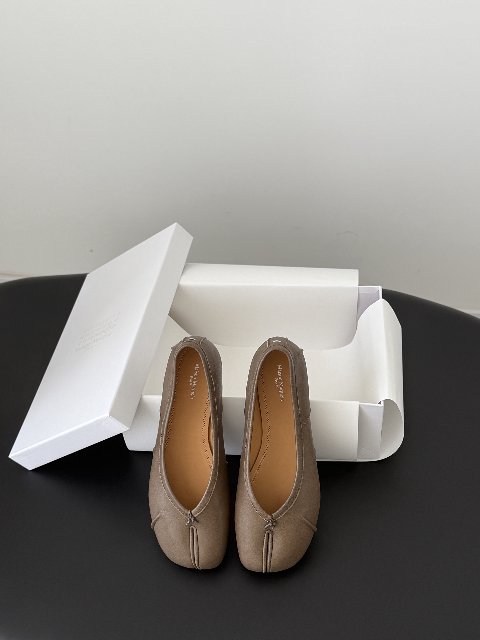 Counterfeit Maison Margiela MM6 Tabi detail view visual reference