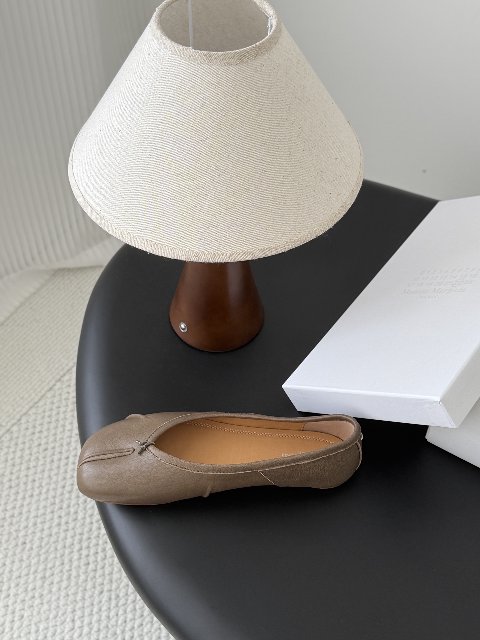 Counterfeit Maison Margiela MM6 Tabi detail view visual reference