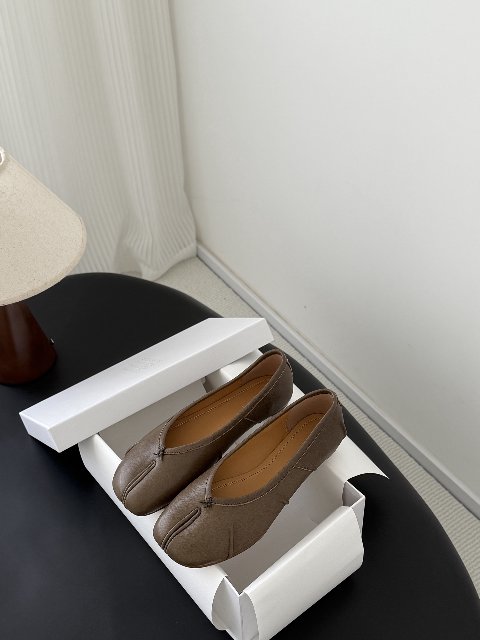 Counterfeit Maison Margiela MM6 Tabi detail view visual reference