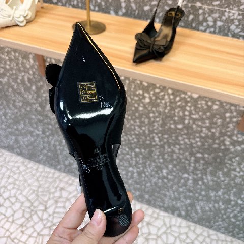 Counterfeit Valentino Shoes detail view visual reference