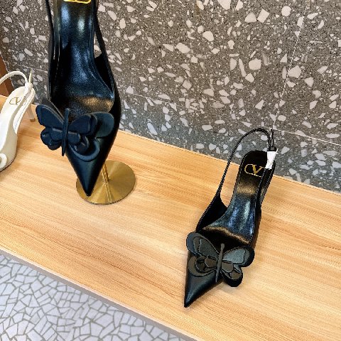Counterfeit Valentino Shoes detail view visual reference
