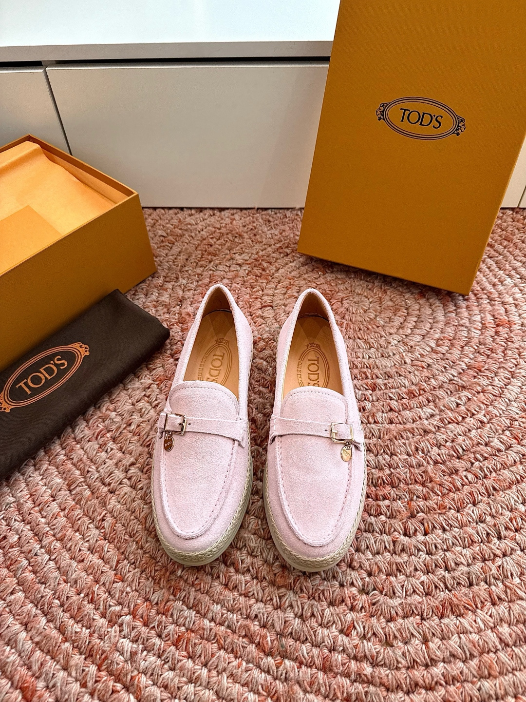 Counterfeit Tod's Shoes front view visual reference