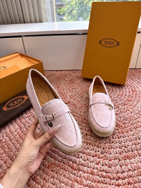 Counterfeit Tod's Shoes back view visual reference