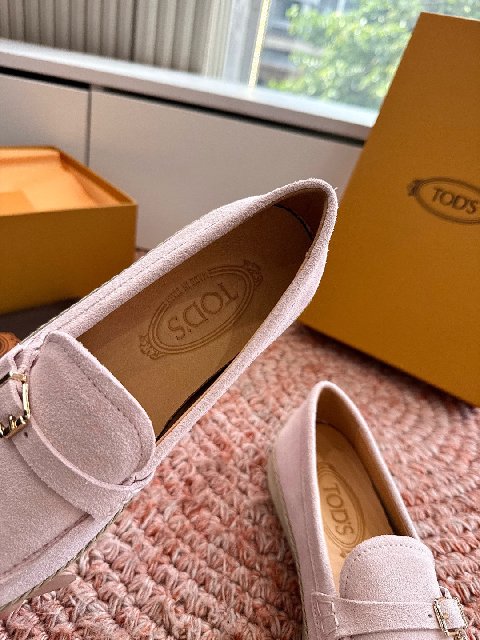 Counterfeit Tod's Shoes detail view visual reference