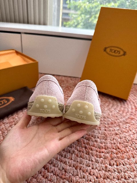 Counterfeit Tod's Shoes detail view visual reference