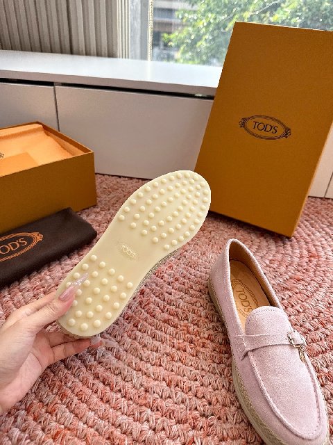 Counterfeit Tod's Shoes detail view visual reference