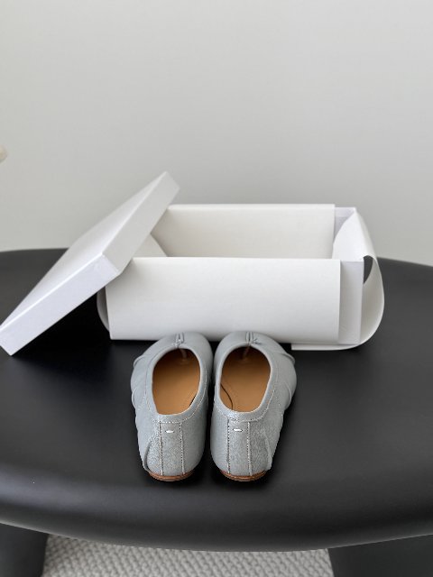 Counterfeit Maison Margiela Tabi back view visual reference