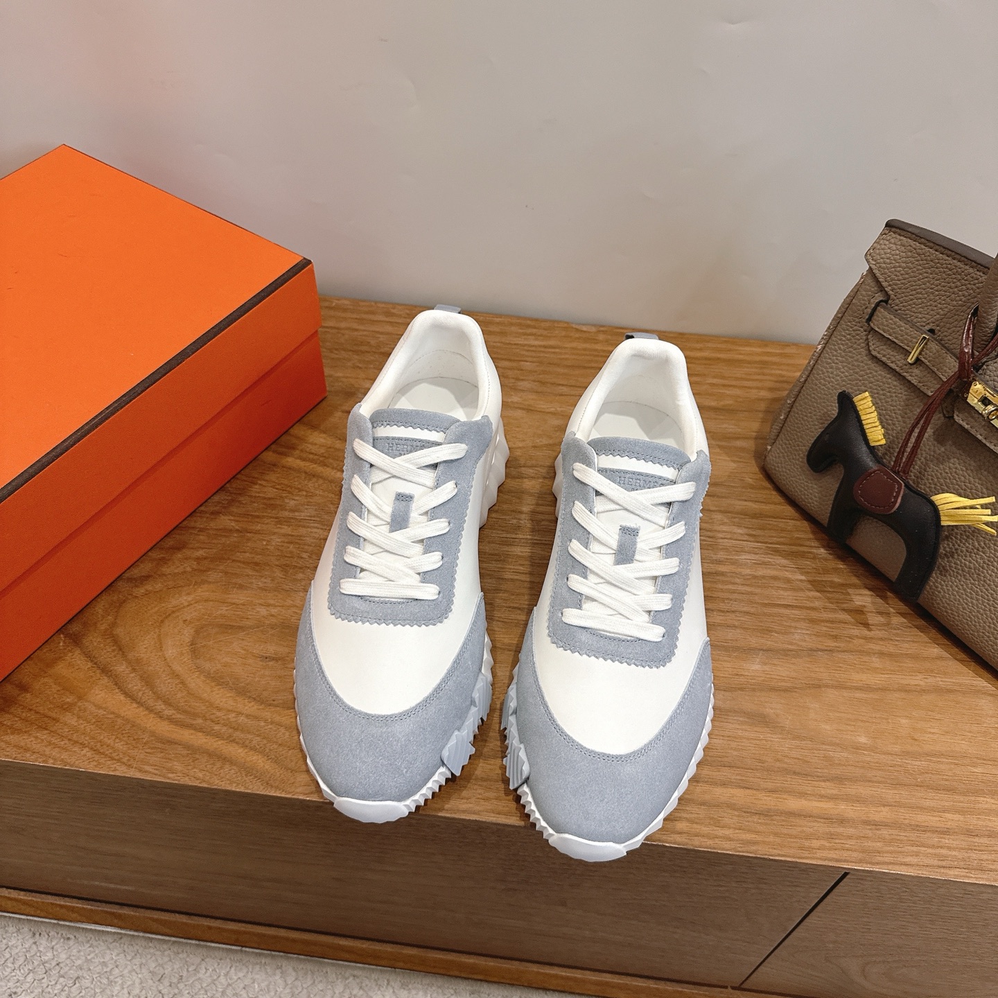 Counterfeit Hermès Shoes front view visual reference
