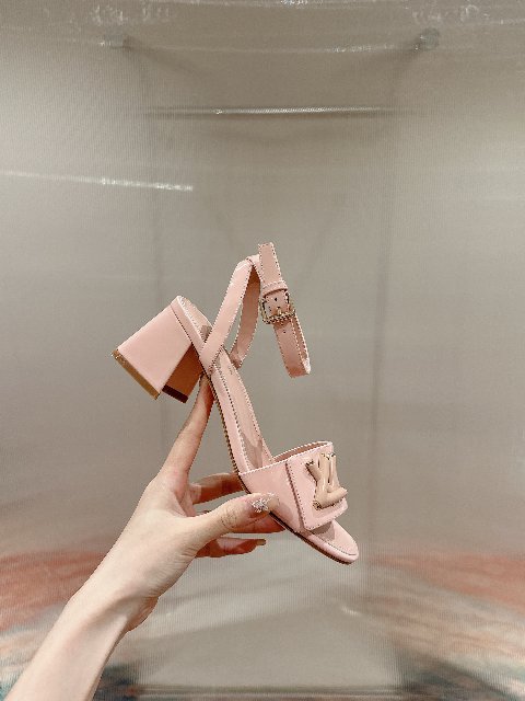Counterfeit Louis Vuitton Shoes detail view visual reference