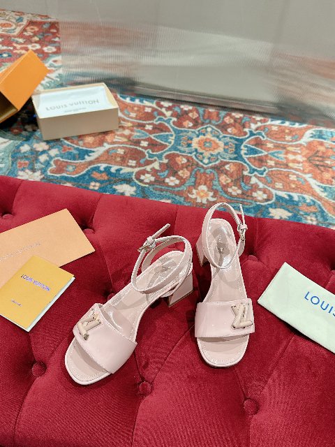 Counterfeit Louis Vuitton Shoes back view visual reference