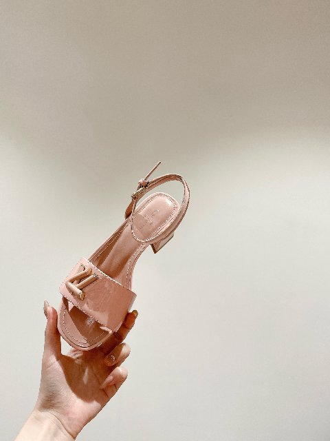 Counterfeit Louis Vuitton Shoes detail view visual reference