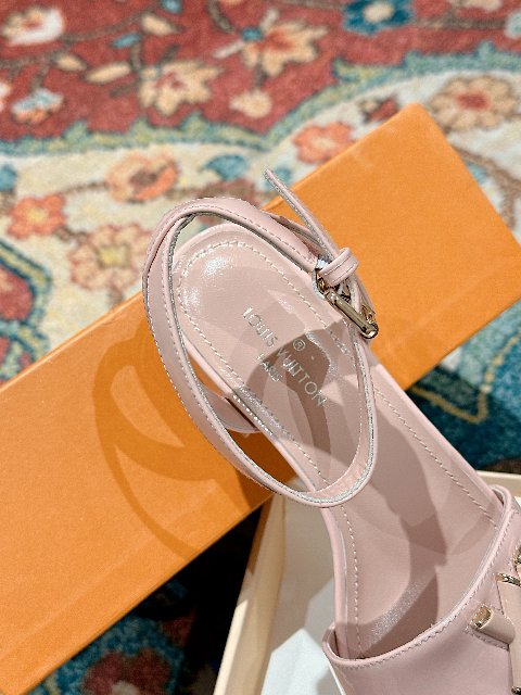 Counterfeit Louis Vuitton Shoes detail view visual reference