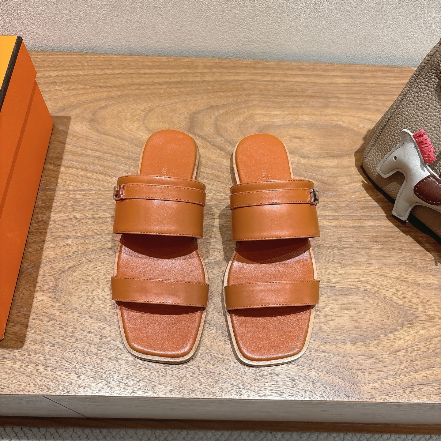 Counterfeit Hermès Shoes front view visual reference