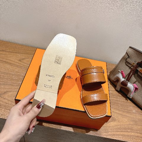 Counterfeit Hermès Shoes detail view visual reference