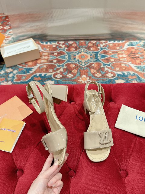 Counterfeit Louis Vuitton Shoes back view visual reference