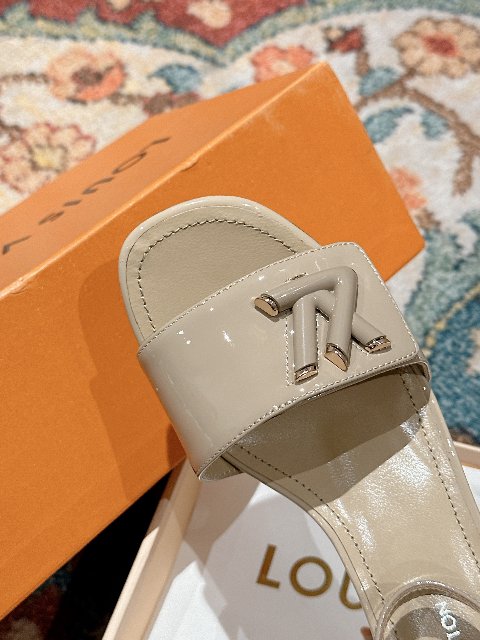Counterfeit Louis Vuitton Shoes detail view visual reference
